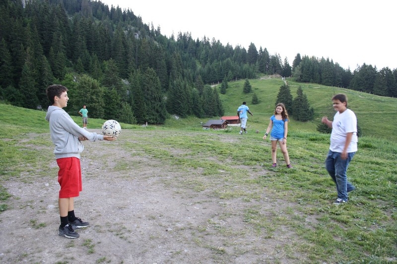 Village Camps International Summer Camp Leysin, Switzerland 2026-08-15 https://www.villagecamps.com/journals_admin/images/710-10-campfire (37).jpg